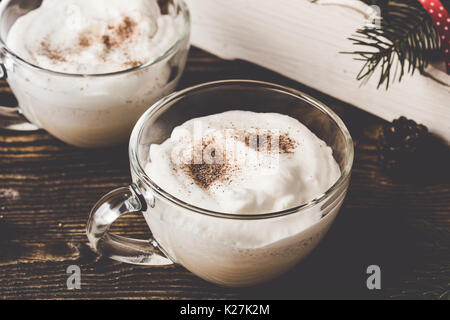 Hausgemachte Milchshakes mit Sahne in Gläsern auf Holz rustikal Tisch, Weihnachten würzige drink Stockfoto