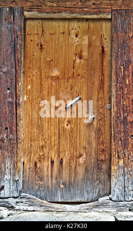 Alte Holztür mit großen Risse hölzernen Türrahmen Stockfoto