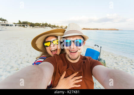Glückliches junges Paar in Liebe nimmt Selfie portrait am Strand in Zypern. Ziemlich Touristen machen lustige Fotos für Reisen Blog in Europa. Stockfoto