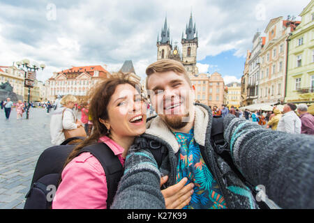 Glückliches junges Paar in Liebe nimmt Selfie portrait in Prag, Tschechische Republik. Ziemlich Touristen machen lustige Fotos für Reisen Blog in Europa. Stockfoto