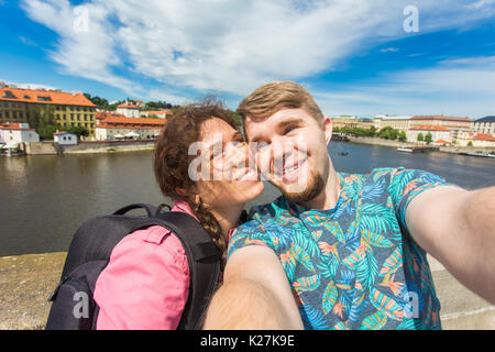 Glückliches junges Paar in Liebe nimmt Selfie portrait in Prag, Tschechische Republik. Ziemlich Touristen machen lustige Fotos für Reisen Blog in Europa. Stockfoto