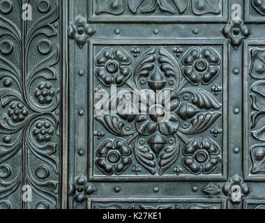 Dekoratives Element des alten eisernen Tür. Stockfoto