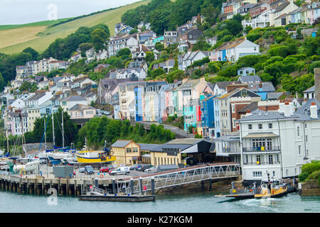 Küstenstadt Dartmouth mit bunten Häuser zusammengepfercht auf Baum - getarnte Hang über Hafen und Fähranleger in Devon, England steigende Stockfoto