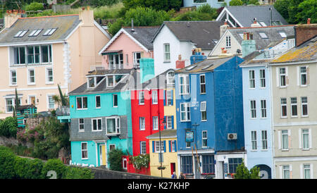 Reihe von leuchtenden Farben Rot, Blau, Grün und Gelb Häuser & Urlaub Unterkünfte im Küstenort Dartmouth in Devon, England Stockfoto