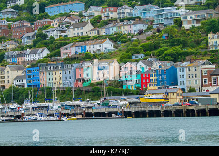 Küstenstadt Dartmouth mit bunten Häuser zusammengepfercht auf Baum - getarnte Hang über den Hafen und die Werft in Devon, England steigende Stockfoto