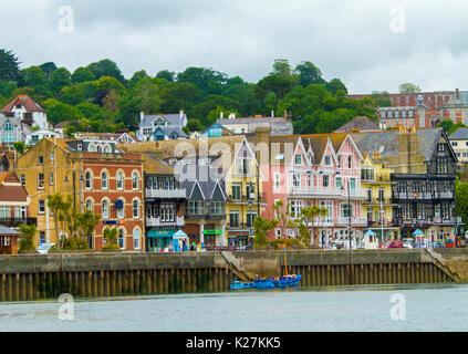 Küstenstadt Dartmouth mit bunten Gebäude am Fuße des Baumes anonymen Hang neben Hafen und Werft in Devon, England Stockfoto