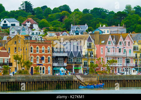 Küstenstadt Dartmouth mit bunten Gebäude am Fuße des Baumes anonymen Hang neben Hafen und Werft in Devon, England Stockfoto