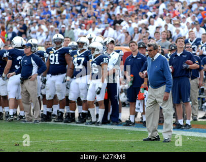 Joe Paterno von der Penn State Universität Fußball geht den Nebenerwerben während der Outback Bowl 1. Januar 20111 in Tampa, Florida gegen UF. Stockfoto