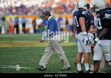 Joe Paterno von der Penn State Universität Fußball geht den Nebenerwerben während der Outback Bowl 1. Januar 20111 in Tampa, Florida gegen UF. Stockfoto