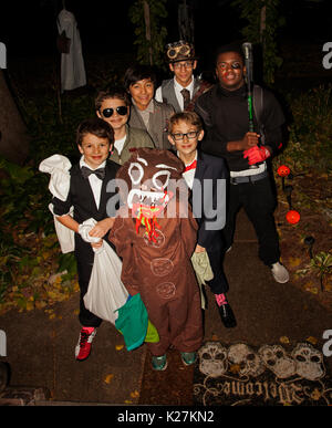 Halloween teenage Trick or Treaters in verschiedenen Kostümen. St. Paul Minnesota MN USA Stockfoto