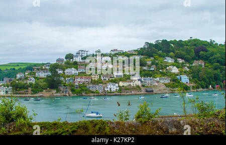 Küstenstadt Dartmouth mit Häusern zusammengepfercht auf Baum - getarnte Hügel oberhalb Hafen mit Yachten in Devon, England steigende Stockfoto