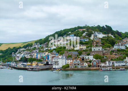 Küstenstadt Dartmouth mit Häusern zusammengepfercht auf Baum - getarnte Hügel oberhalb Hafen mit Yachten in Devon, England steigende Stockfoto