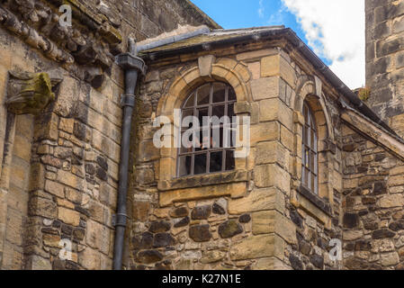 STRILING - VEREINIGTES KÖNIGREICH - 9. AUGUST 2017 - einige Touristen Fotos machen und Spaß haben beim Besuch Stirling Castle in Schottland Stockfoto