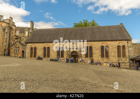 STRILING - VEREINIGTES KÖNIGREICH - 9. AUGUST 2017 - einige Touristen Fotos machen und Spaß haben beim Besuch Stirling Castle in Schottland Stockfoto