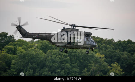 RAF Puma HC2 Heli im Flug am Dunsfold Wings & Wheels Airshow, Großbritannien am 26. August 2017. Stockfoto