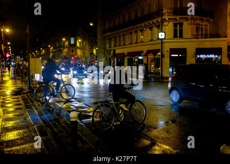 Allgemeine Ansichten von bunten Reflexionen und Leute an einem regnerischen Abend in Paris, Frankreich, am 17. September 2016. Stockfoto