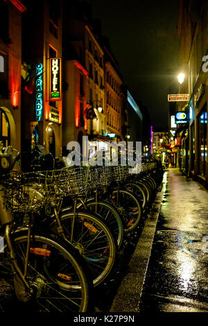 Allgemeine Ansichten von bunten Reflexionen und Leute an einem regnerischen Abend in Paris, Frankreich, am 17. September 2016. Stockfoto