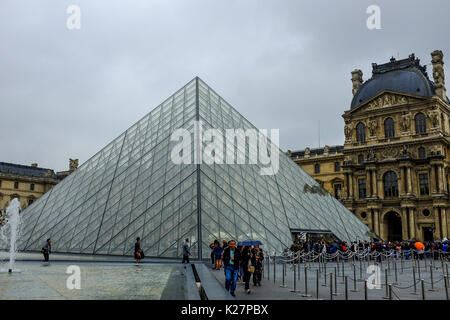 Innen und außen Fotos der Louvre, einschließlich Kunst, Menschenmassen, und Symmetrie in der Architektur auf Sept. 17, 2016. Stockfoto