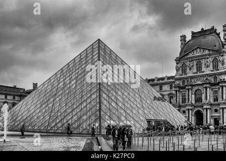 Innen und außen Fotos der Louvre, einschließlich Kunst, Menschenmassen, und Symmetrie in der Architektur auf Sept. 17, 2016. Stockfoto