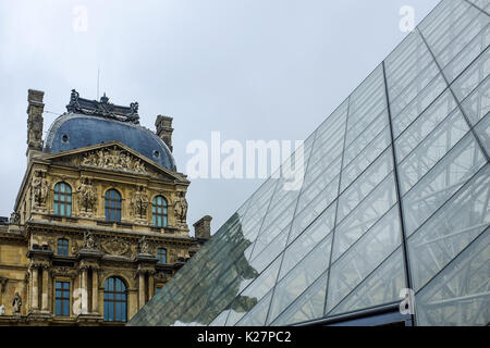 Innen und außen Fotos der Louvre, einschließlich Kunst, Menschenmassen, und Symmetrie in der Architektur auf Sept. 17, 2016. Stockfoto