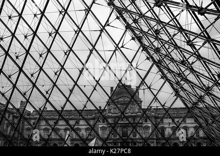 Innen und außen Fotos der Louvre, einschließlich Kunst, Menschenmassen, und Symmetrie in der Architektur auf Sept. 17, 2016. Stockfoto