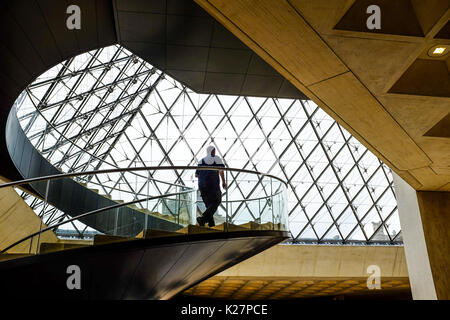 Innen und außen Fotos der Louvre, einschließlich Kunst, Menschenmassen, und Symmetrie in der Architektur auf Sept. 17, 2016. Stockfoto