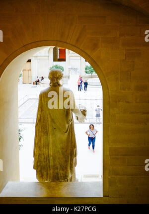Innen und außen Fotos der Louvre, einschließlich Kunst, Menschenmassen, und Symmetrie in der Architektur auf Sept. 17, 2016. Stockfoto