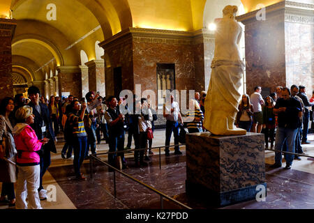 Menschen darstellen und selfies mit der Venus von Milo im Louvre in Paris, Frankreich, am 17. September 2016. Stockfoto