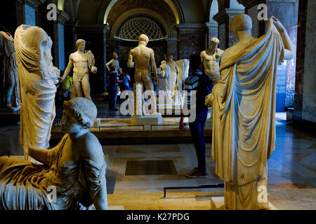 Innen und außen Fotos der Louvre, einschließlich Kunst, Menschenmassen, und Symmetrie in der Architektur auf Sept. 17, 2016. Stockfoto