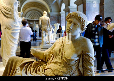 Innen und außen Fotos der Louvre, einschließlich Kunst, Menschenmassen, und Symmetrie in der Architektur auf Sept. 17, 2016. Stockfoto