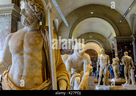 Innen und außen Fotos der Louvre, einschließlich Kunst, Menschenmassen, und Symmetrie in der Architektur auf Sept. 17, 2016. Stockfoto