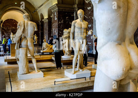 Innen und außen Fotos der Louvre, einschließlich Kunst, Menschenmassen, und Symmetrie in der Architektur auf Sept. 17, 2016. Stockfoto