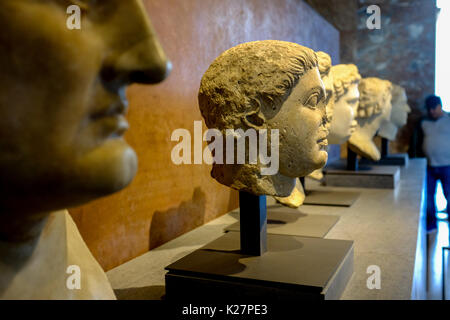 Innen und außen Fotos der Louvre, einschließlich Kunst, Menschenmassen, und Symmetrie in der Architektur auf Sept. 17, 2016. Stockfoto