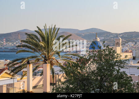 Die Skyline von Ermoupolis, Syros, Griechenland als aus der Nachbarschaft von vaporia gesehen, mit Blick auf den Hafen und die St. Nikolaus Kirche. Stockfoto