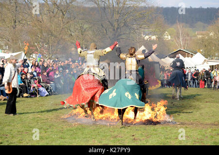 06.04.2015 Lorelai Deutschland - Mittelalterliche spiele Ritterrüstung auf das Reiten durch die Flamme während des Turniers Wiederaufbau Stockfoto