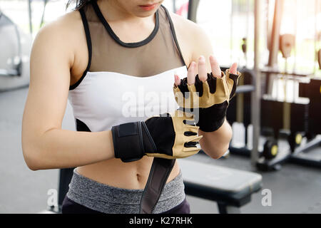 Frau ware ein Fitness Handschuh in Fitness Gym. Stockfoto