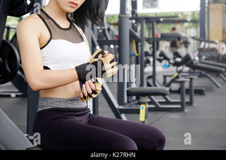 Frau ware ein Fitness Handschuh in Fitness Gym. Stockfoto