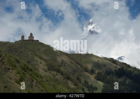 14. Jahrhundert Holy Trinity Church (Tsminda Sameba) in der Nähe von Kasbek in Georgien Stockfoto