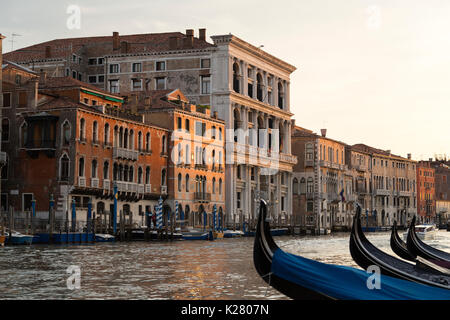 Italien, Venedig, Blick von Riva del Vin über den Canal Grande bei Sonnenuntergang. Stockfoto