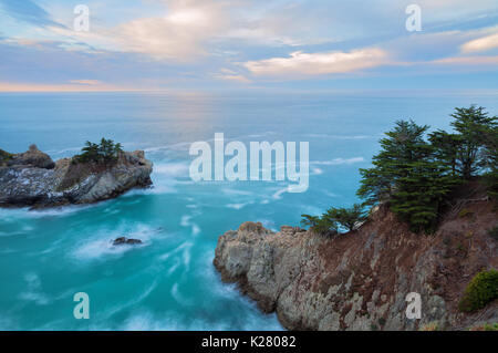 Sunrise entlang der California Coast in Julia Pfeiffer Burns State Park, Big Sur, Kalifornien. Stockfoto