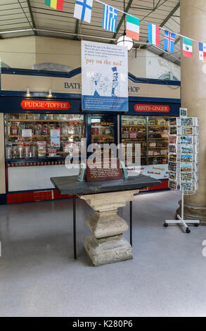 ‘Nail’ des 18. Jahrhunderts, ein Tisch, an dem Markttransaktionen stattfanden, daher das Sprichwort ‘Pay on the nail’. Guildhall Market Bath, England, Großbritannien Stockfoto