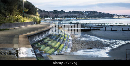 Shanklin Strand auf der Isle of Wight in der Morgendämmerung mit Blick auf die Sandown Stockfoto