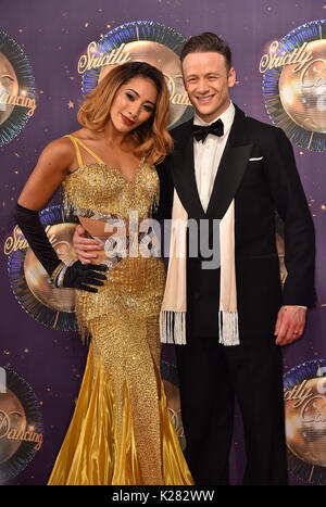 Karen Clifton und Kevin Clifton mit der Einführung der streng Come Dancing 2017 Broadcasting House in London. PRESS ASSOCIATION Foto. Bild Datum: Montag, 28. August 2017 Stockfoto