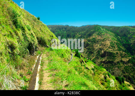 Die schöne Landschaft der Insel Madeira, während Sie eine levada entfernt. Eine Wanderung mit der Sie die atemberaubende Natur Fotografie nehmen Stockfoto