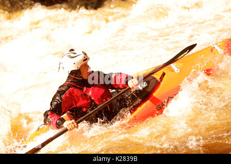 Wildwasser Kajak auf der Moldau in der Tschechischen Republik. Devil's Race 2017. Stockfoto