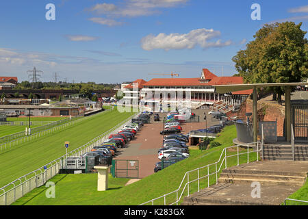 Die Rennbahn von Chester, bekannt als Roodee, von den Stadtmauern, Chester, Cheshire, England, UK. Stockfoto