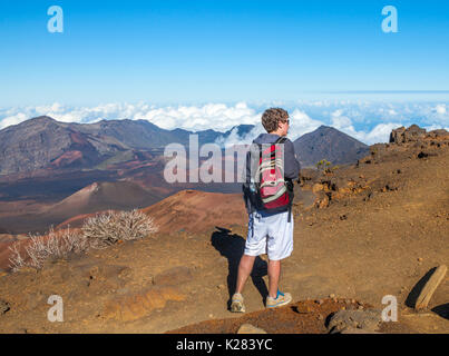 Teenager Wanderungen auf der Sliding Sands Trail Haleakala National Park auf Maui Stockfoto