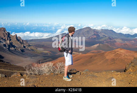 Teenager Wanderungen auf der Sliding Sands Trail Haleakala National Park auf Maui Stockfoto