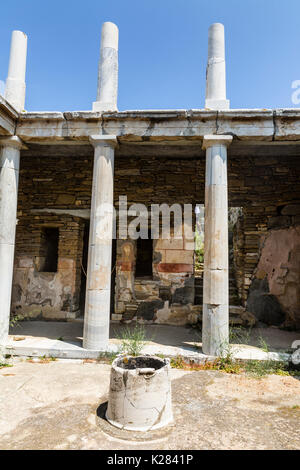 In einem alten verfallenen Haus, Delos, Kykladen, Griechenland. Stockfoto