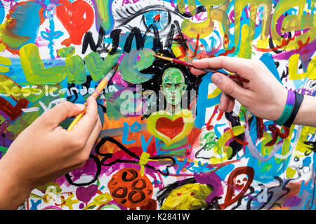 Miami Florida, Wynwood, Wynwood Life Street Festival, Künstler, Malerei, Pinsel, FL170430205 Stockfoto